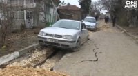 Паркирани автомобили пропаднаха на улица в Русе Инцидентът е станал