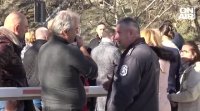 Жители от Родопската яка бяха спрени с бариери пред кариерата