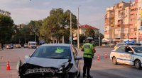 Жена зад волана блъсна полицейска кола на кръстовище в Русе