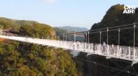Най дългият стъклен мост в света е почти завършен Той се