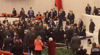 Напрежението в турския парламент ескалира по време на обсъждането на