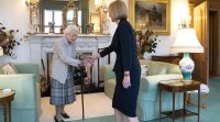 Лондон посрещна за последен път кралицата си Самолетът на кралските