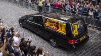  Шотландия се сбогува с кралица Елизабет Стотици хиляди чакаха с
