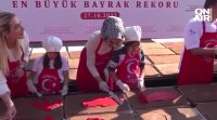 Торта като турското знаме направиха деца за празника на Турция