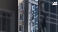 Мъж спаси 3 годишно момиченце висящо от прозореца на 8 ия етаж