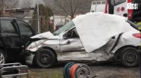 Двама души загинаха при тежка катастрофа между автомобил и ТИР