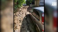 Улици покрити с кал затъващи в изкопи коли безсилие и