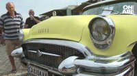 Парад на старинни и класически автомобили събра десетки почитатели на