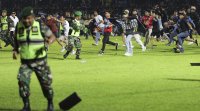 Безредици на футболен мач в Индонезия Най малко 129 души загинаха