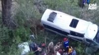 Туристически микробус е паднал в пропаст в Турция 19 души