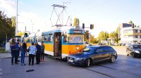 Трамвай блъсна лек автомобил на бул Искърско шосе в столичния