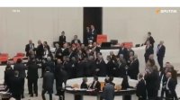 Турски опозиционен депутат е хоспитализиран след сбиване в парламента до