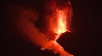 Вулканът Етна изригна и направи небето над Сицилия червено Това