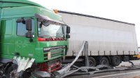 Товарен камион се обърна на магистрала Струма в платното към