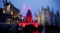 Грейна 24 метровото коледно дърво в Милано То е украсено с