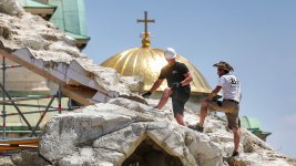 Монтират сцената за представлението "Рилският пустинник" пред храм "Ал. Невски"