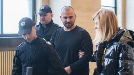 С жена под ръка Димитър Любенов влезе в съдебната зала