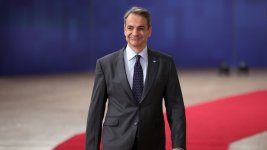 Грип повали Мицотакис, отлагат гласуването на закона за еднополовите двойки