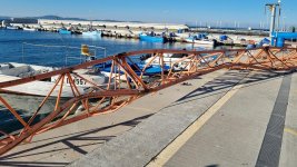 Вятър като торнадо и съмнения за незаключена стрела - защо кран се стовари върху лодки в Поморие