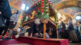Опашка от желаещи да минат под плащеницата на Разпети петък (СНИМКИ)