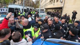 Протестиращи поискаха оставката на шефа на МВР Даниел Митов (СНИМКИ)