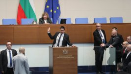 Нова порция обвинения в пленарната зала, Василев пак се скара с Киселова
