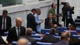 Депутатите се събраха в бившия Партиен дом за първото заседание за сезона