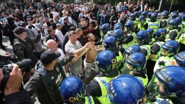 Арести, размирици и ранени полицаи при нови протести в Англия