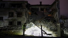 Руски удар срещу Киев взе жертви, Зеленски настоя за спешни доставки на ракети