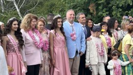 Йотова: Казанлък е световната столица на розата
