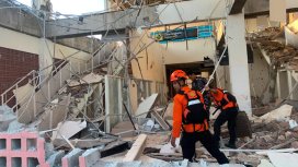 Мощно земетресение с магнитуд 7,7 в Индонезия взе най-малко 5 жертви