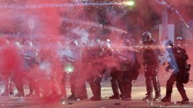 Палежи, водни оръдия и сблъсъци с полицията преди срещата на Г-7 в Женева (СНИМКА)