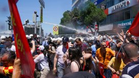Сълзотворен газ и водни оръдия срещу митинг на турската опозиция