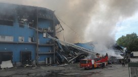 Пожарникари и спасители се борят с последствията от руски удар в Днипро (СНИМКА)