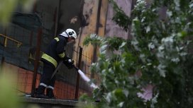 Трети ден след пожара в халета за отпадъци острата миризма остава