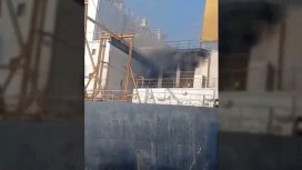 Огнен ад в Ормузкия проток: Супертанкер и още два кораба се взривиха