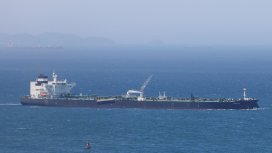 Пожар пламна на товарен кораб след атака с неизвестен снаряд край Доха