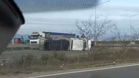 Катастрофа с Пътна помощ затруднява движението на Околовръстното в София