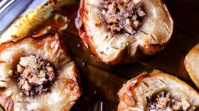 Рецепта за печени ябълки с орехи и стафиди