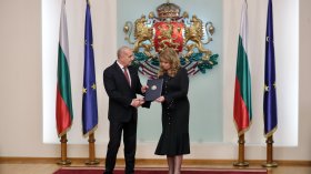 Радев връчи на Йотова папка с изпълнен мандат (СНИМКИ)