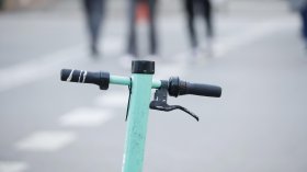 Младеж на тротинетка нападна баща с бебе в Пловдив (ВИДЕО)