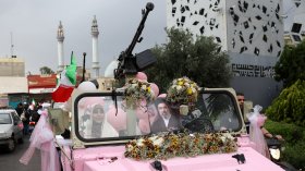 Иран организира масови сватби за двойки, готови да се жертват във войната