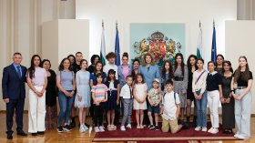 Йотова: Институциите дължат подкрепа на децата на загинали служители
