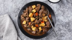 Рецепта за ароматна телешка яхния с картофи и моркови