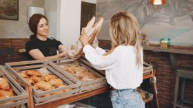 "Изпечено на място" не значи прясно: Какво всъщност купуваме от пекарните