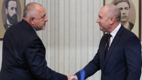 Борисов се измъкна, доказа кой кара влака и опита да хване Радев неподготвен