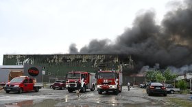 Пожарът в София: Продължава борбата с огъня в халета за пластмаса