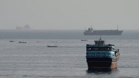 Петролът поевтиня заради надежди за сделка с Иран за Ормузкия проток