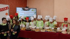 Училище в Стара Загора празнува с песни, танци и бисквитки с лика на Славейков