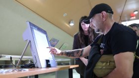 ЦИК показва как се дава вот с машина: "Научих се и с удоволствие ще гласувам"